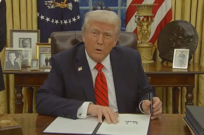 Trump signant un décret